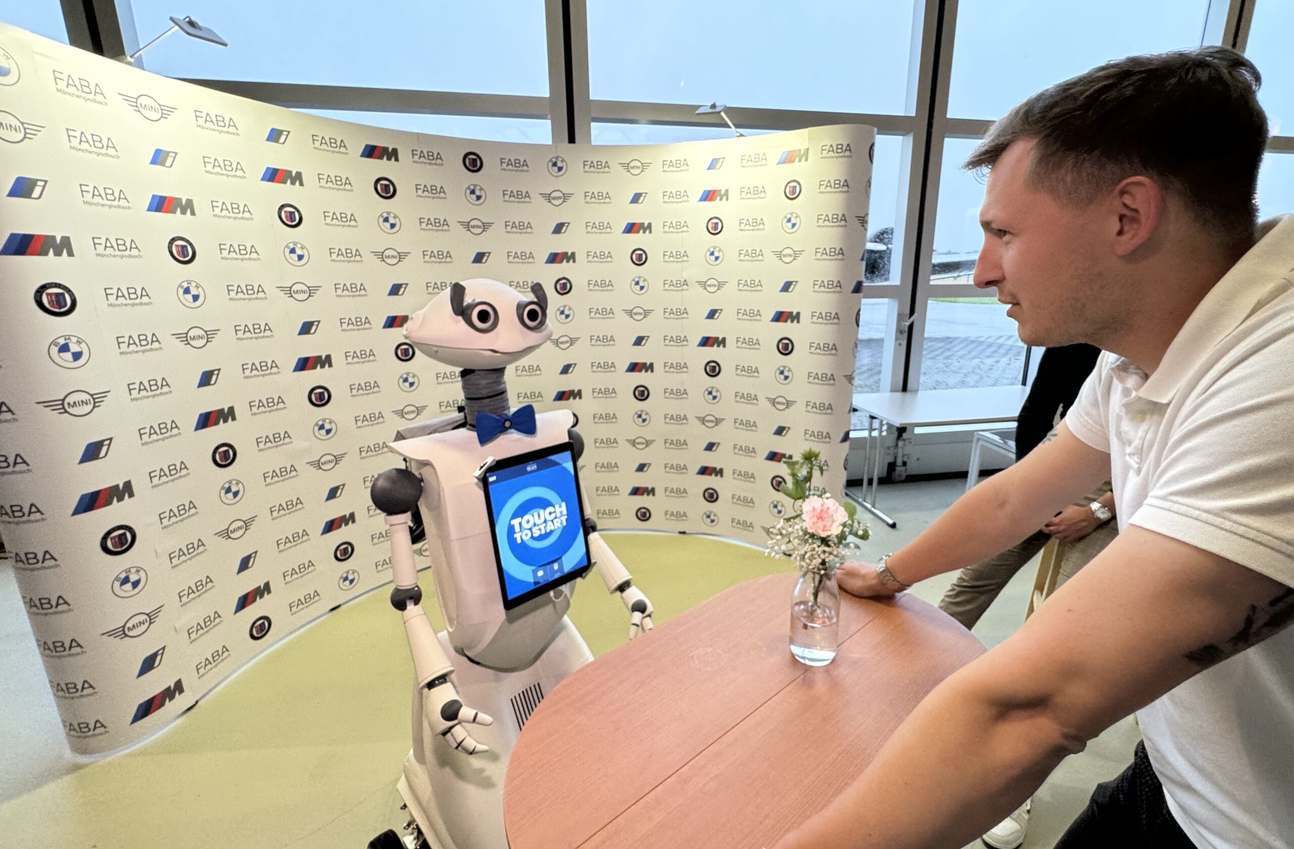 Sparky Event Rroboter Walkact Animation auf Messen